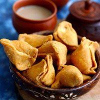 Daal Aur Kismis Ke Samose - 1 Lb