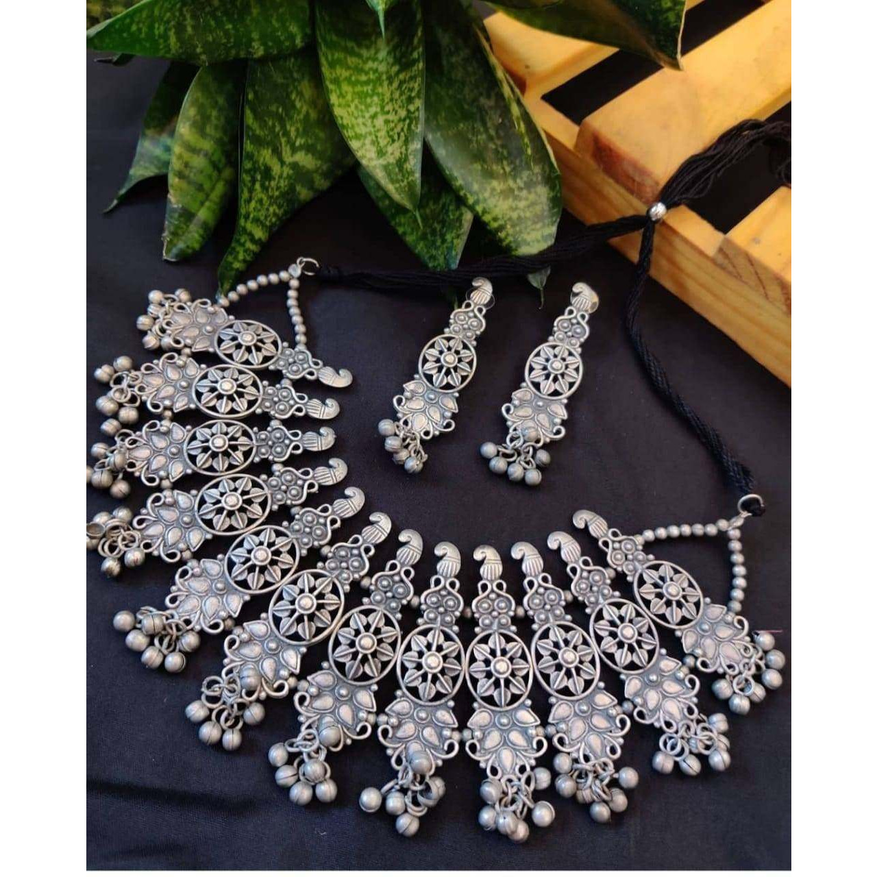 Broad sales necklace set