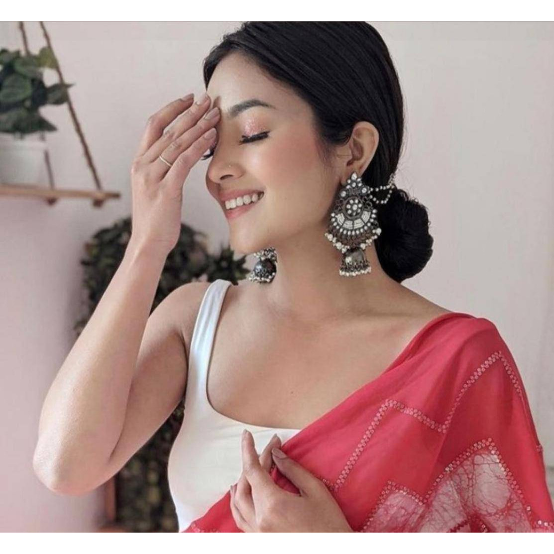 Statement-making doesn't always have to be justified with big oversized pieces. A set of SIX, this gift box will be a delight owing to the sheer versatility of the pieces. One can wear all five together for a high impact look or keep it simple and wear them separately for a muted elegant look.INCLUDES -Long Necklace, choker necklace,pair of bangles, Adjustable finger Ring, Pair of stud earrings, Nosepin