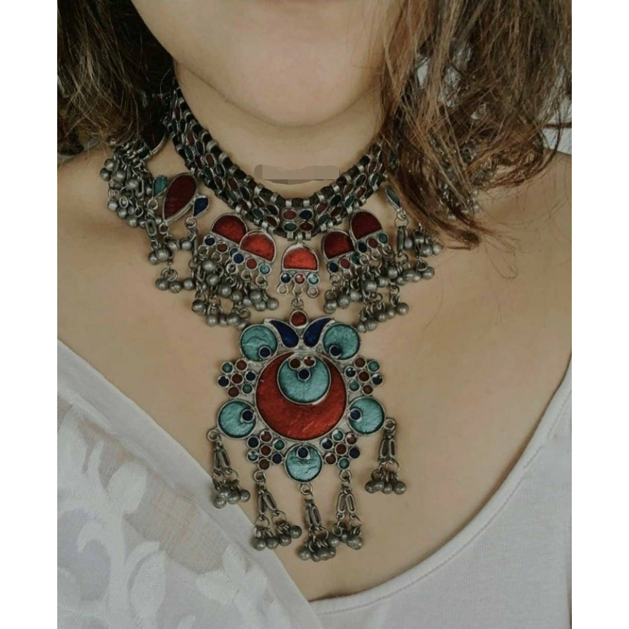 Ghungroos are adorned by almost all the women It's the sound of the ghungroos that make it one to own Recreating the same melodic tale in the form of this beautiful Choker necklace. It features pretty intricate details with perky ghungroos that fall on your necklace gracefully to give you a picturesque style. Style this up with your pastels or light coloured outfits to give an added chic look.