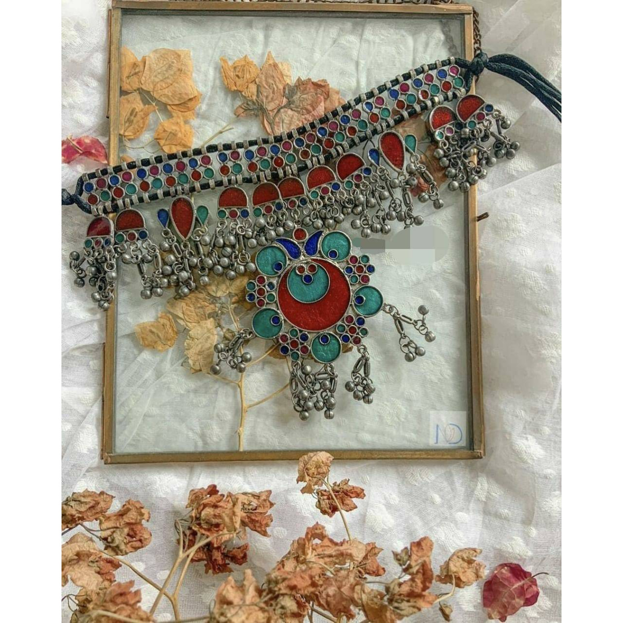 Ghungroos are adorned by almost all the women It's the sound of the ghungroos that make it one to own Recreating the same melodic tale in the form of this beautiful Choker necklace. It features pretty intricate details with perky ghungroos that fall on your necklace gracefully to give you a picturesque style. Style this up with your pastels or light coloured outfits to give an added chic look.