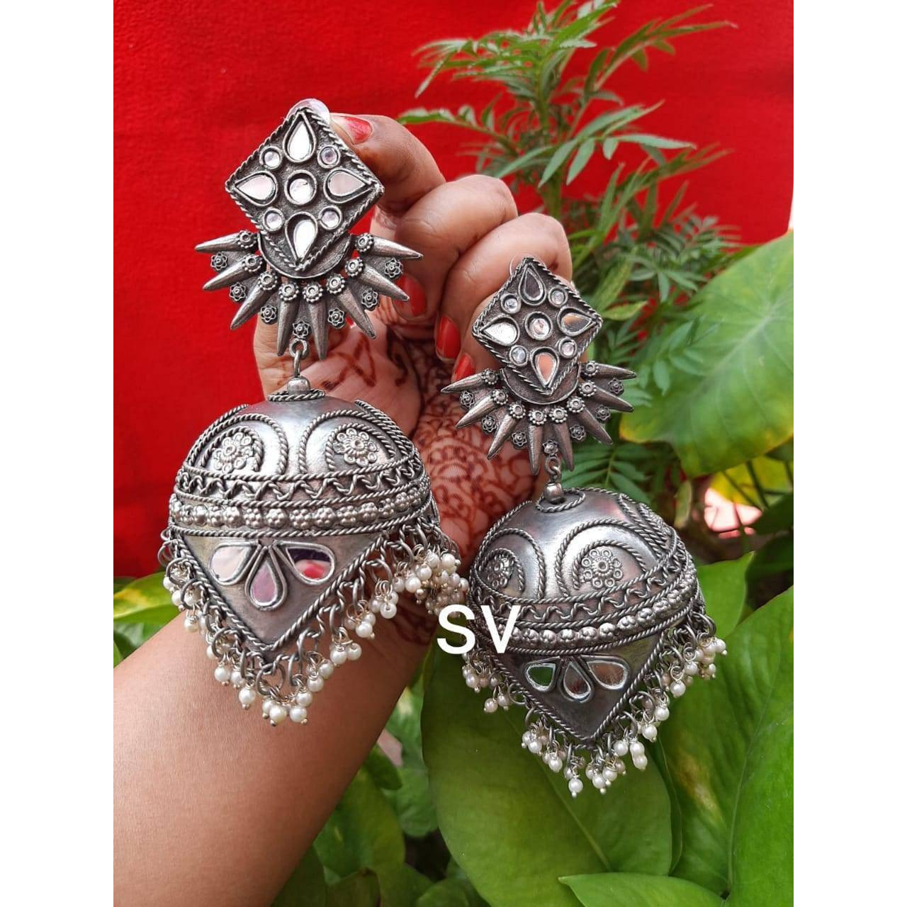 This beautiful set of 6 has a big long Haram necklace with a choker silver necklace, pair of jhumka earrings, a ring,pair of bangles, and a nose pin.Grab this beautiful set with any of the ethnic/ Indo western outfit and look unique in the crowdThe Perfect Gift  Ideal for the Woman who loves products that are Handmade In India and artisinal. All occassion jewelery for through out the year from Valentines Day ,a Special Birthday or an Anniversary gift for your special one. 100% Genuine Quality P