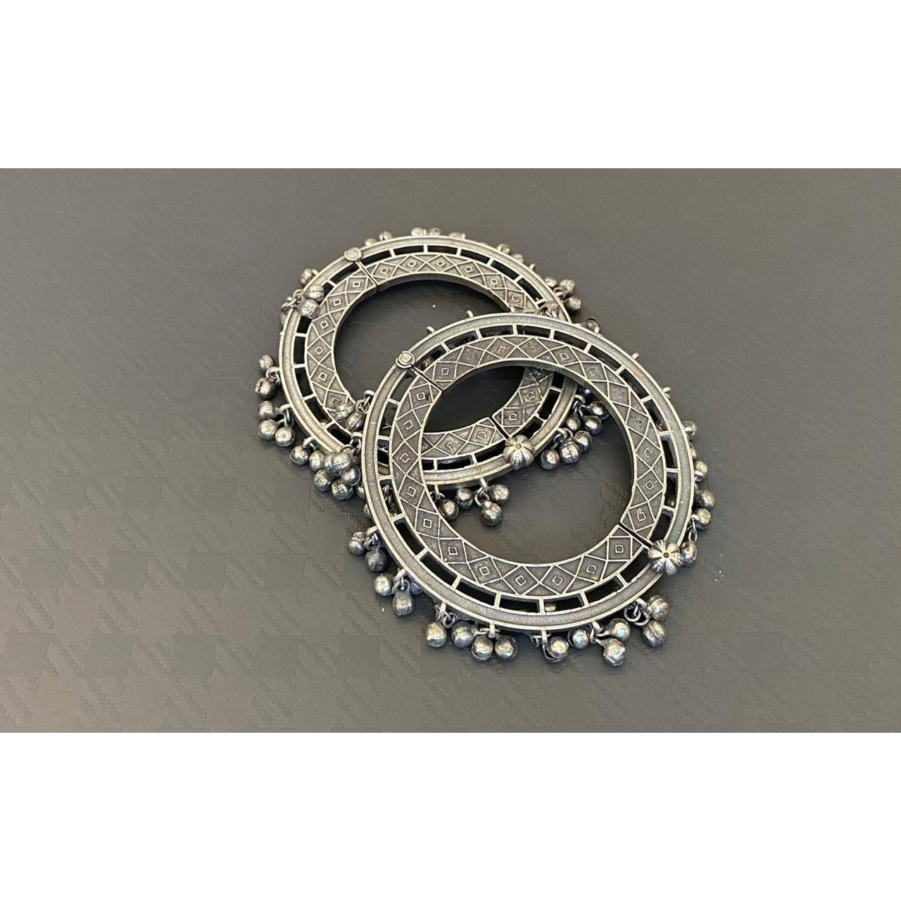 These stylish Bracelet and Ring Combo from VASTRABHUSHAN will certainly leave you spellbound. These Bracelet Combo have an excellent finish and gives out an exquisite sense of style. If you are looking for an amazing Fashion Jewelry set for special occasions such as Anniversary, Engagement, Party, Wedding or for gifting , then your search ends here.The look is stunning and preciously suitable for all kinds of dressy occasions.COLOR  Same as PictureFor - Girls & WomenOCCASION PARTY WEAR , WEDDI