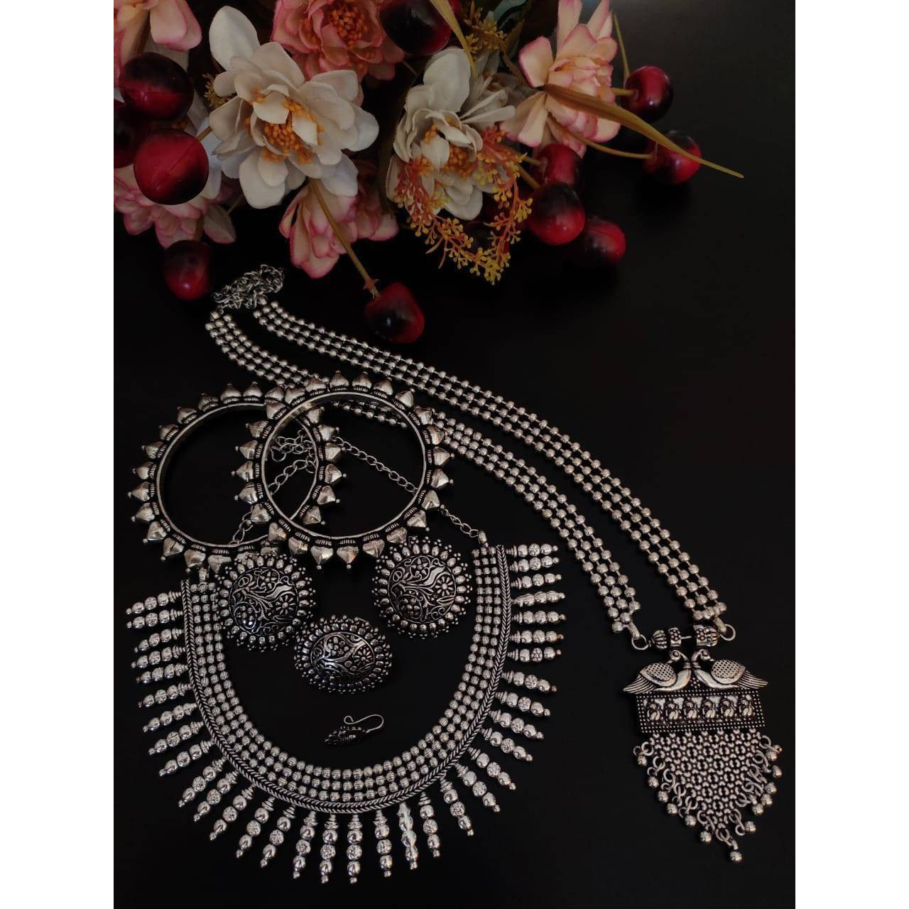 These stylish Necklace Sets from VASTRABHUSHAN will certainly leave you spellbound. These Necklace sets have an excellent finish and gives out an exquisite sense of style. If you are looking for an amazing Fashion Jewelry set for special occasions such as Anniversary, Engagement, Party, Wedding or for gifting , then your search ends here.The look is stunning and preciously suitable for all kinds of dressy occasions.COLOR  Same as PictureFor - Girls & WomenOCCASION PARTY WEAR , WEDDING, MARRIAG