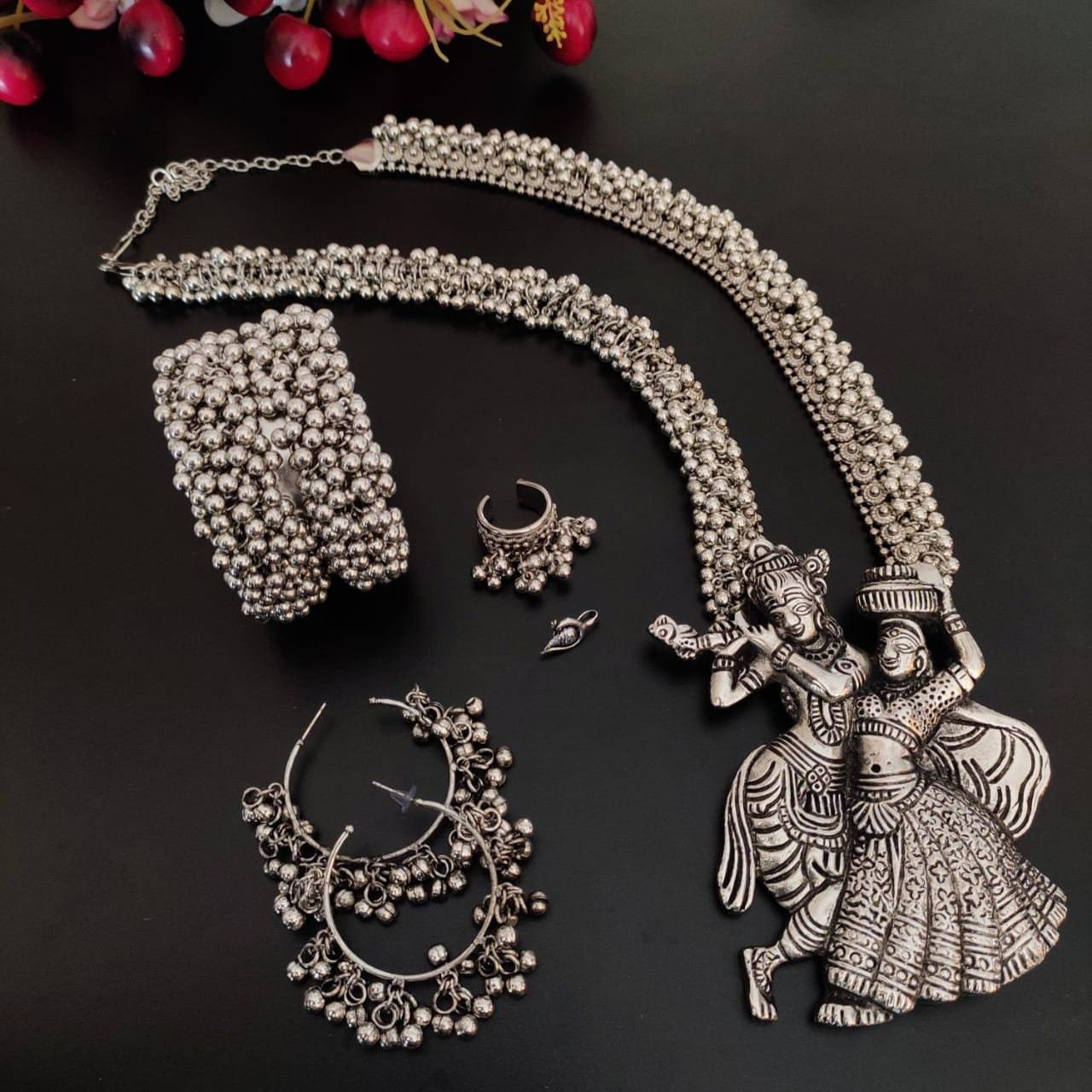 These stylish Choker Jewelry set from VASTRABHUSHAN will certainly leave you spellbound. These Choker set have an excellent finish and gives out an exquisite sense of style. If you are looking for an amazing Fashion Jewelry set for special occasions such as Anniversary, Engagement, Party, Wedding or for gifting , then your search ends here.Set includes - Choker, EarringsThe look is stunning and preciously suitable for all kinds of dressy occasions.COLOR : Same as PictureFor - Girls & WomenOCCASI