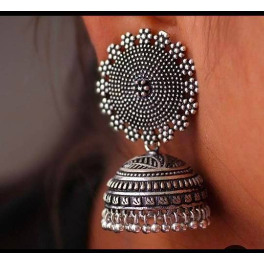 These stylish Jhumka Earrings set from VASTRABHUSHAN will certainly leave you spellbound. These Jhumka Earrings set have an excellent finish and gives out an exquisite sense of style. If you are looking for an amazing Fashion Jewelry set for special occasions such as Anniversary, Engagement, Party, Wedding or for gifting , then your search ends here.Item Descriptionhe look is stunning and preciously suitable for all kinds of dressy occasions.COLOR  Same as PictureFor - Girls & WomenOCCASION P