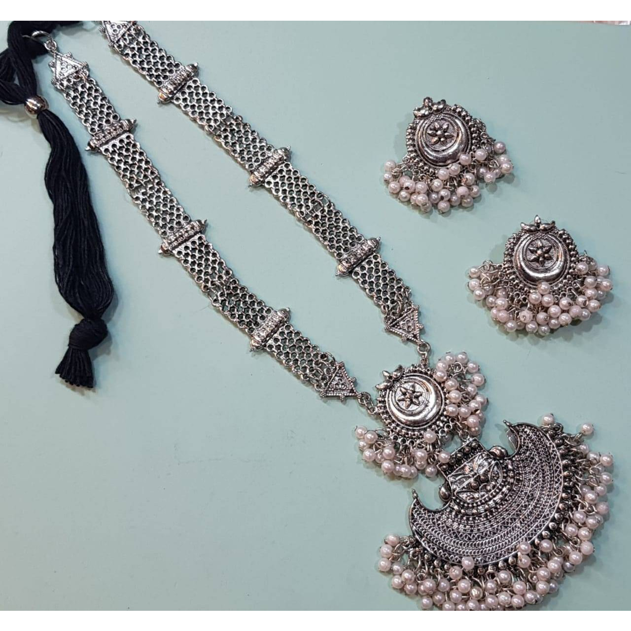 Let your face do the talking with this mesmerizing maangtikka set by Vastrabhushan. The maang tikka is inspired by the ancient headdress of South Indian deities. This Indian jewelry is light in weight, it is the most recent style that has become a must-have piece of bridal jewelry.Note If you want this Indian jewelry to last longer, keep it dry and free of chemicals.