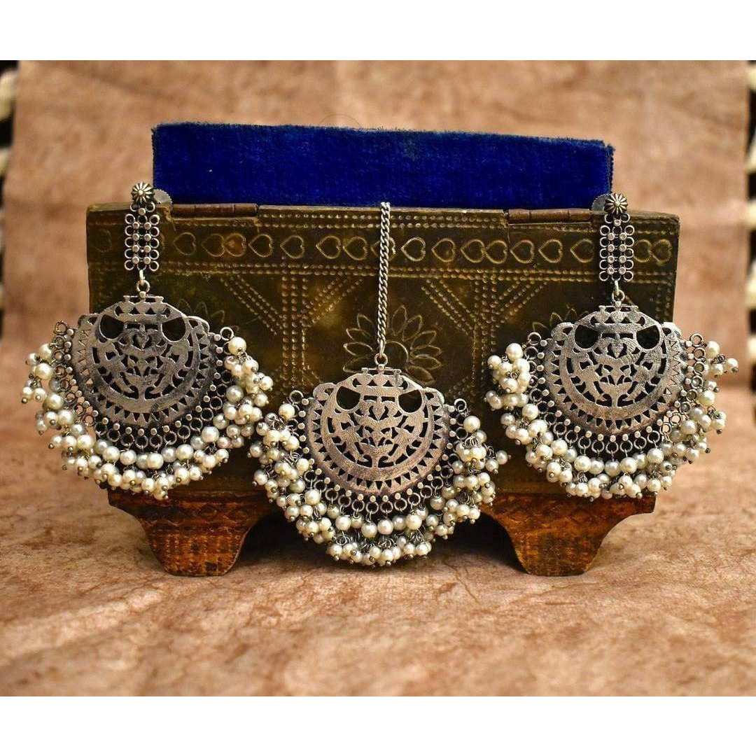 Oxidized silver kamarpatta waistbelt waist chain for women. The look is stunning and preciously suitable for all kinds of dressy occasions.The kamarband for women wedding is an amazing ethnic jewelry collection is ideal for wedding and also for all other traditional, casual and regular occasions that will add class and style to your look.A perfect gift for your daughter, mother, sister, friend, fiance or bride. Silver-plated Light weight waist belt for your comfort. Trendy & Latest fashion.
