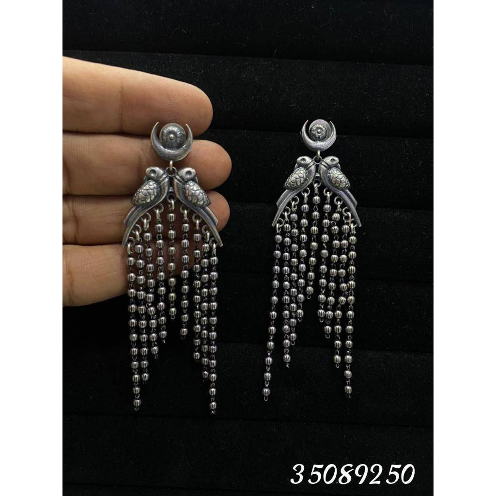 ~Women Love Jewelry as it not only enhances their beauty, but also gives them the social confidence. This Piece of Jewelry will enhance your beauty and compliment your dressJewellery is made of the finest Material and is Plated with High Quality to ensure a Long Lasting Life of the product.~Occasion  Wedding/ Festival / Traditional Functions~Gifting  An Ideal product to be gifted for the one you care in your family or as the Perfect Valentine Love Gift for the One you Love. Anniversary, Birthd