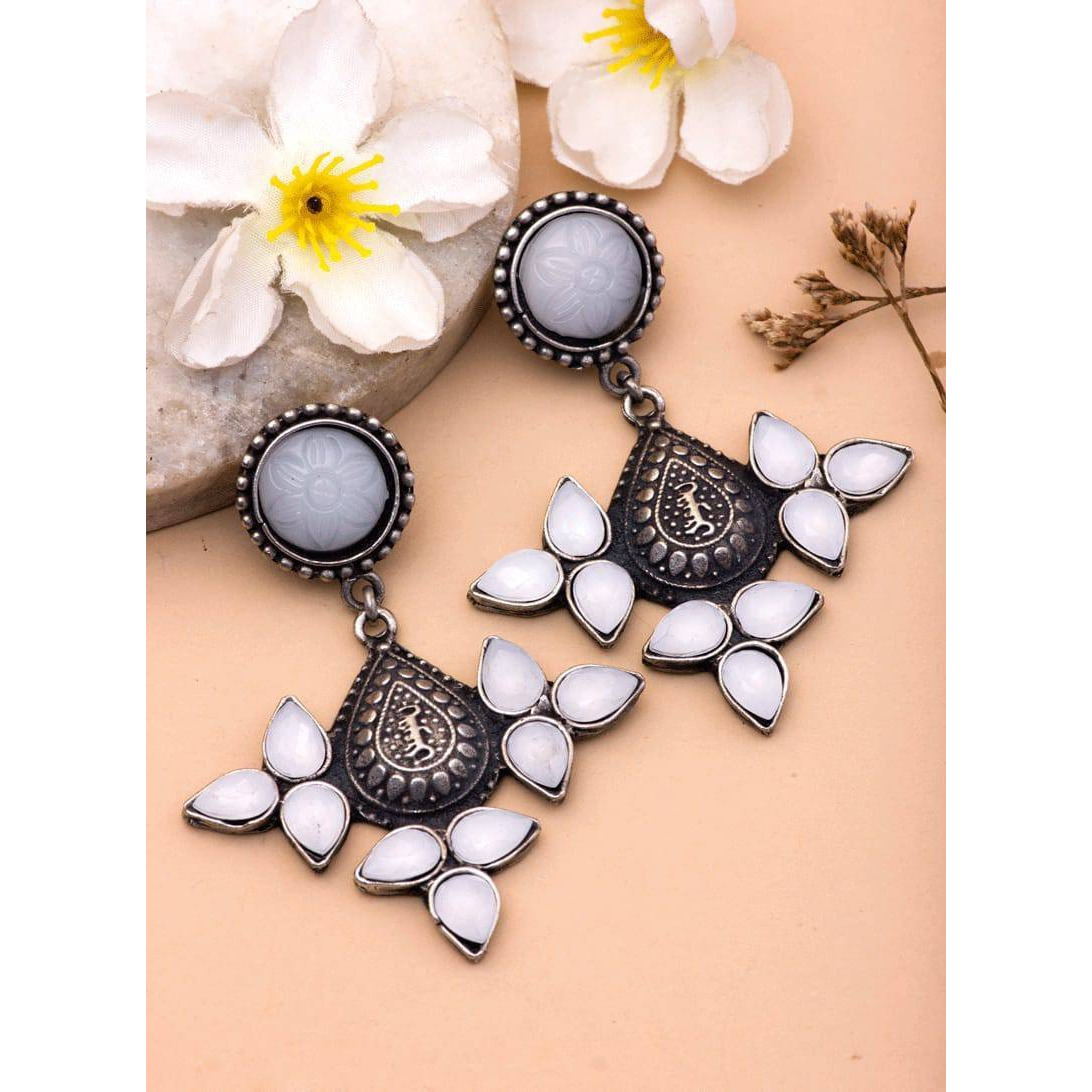 Looking for a classy yet subtle necklace but havent found the right one yet Your search ends here. Vastrabhushans Afghani choker is everything youd want in a necklace. It is fashionable, bold, and vibrant. It combines both traditional and modern elements. This boho tribal multicolor choker comes with an adjustable string, so it fits perfectly around the wearers neck. Crafted with pieces of stained glass, the choker serves as a dazzling addition to any outfit. Hig