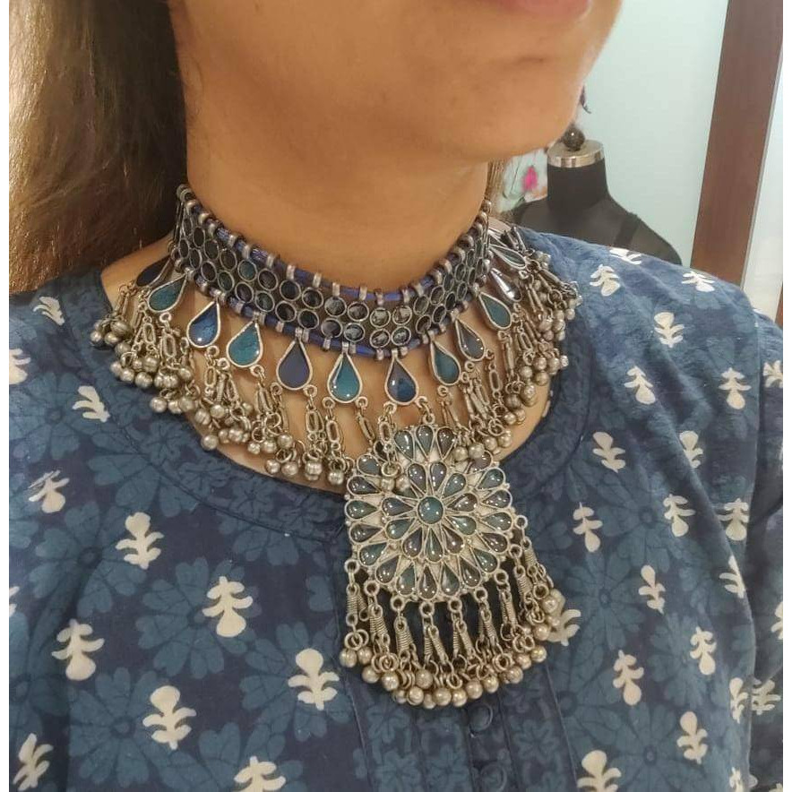 A lovely chime to adorn your wrists, thisIndian jewelry sethas been handcrafted by our in-house artisans in oxidized German silver, specifically chosen for you. This Indian oxidizedbangle Kada bracelet adds just the right amount of bling to your ethnic outfits. This kadabracelet is made of German silver and has gleaming bells that make a charming tune. This isthe perfectGerman silver Indian jewelrythat will complete your appearance with the leasteffort and the highest level of fl
