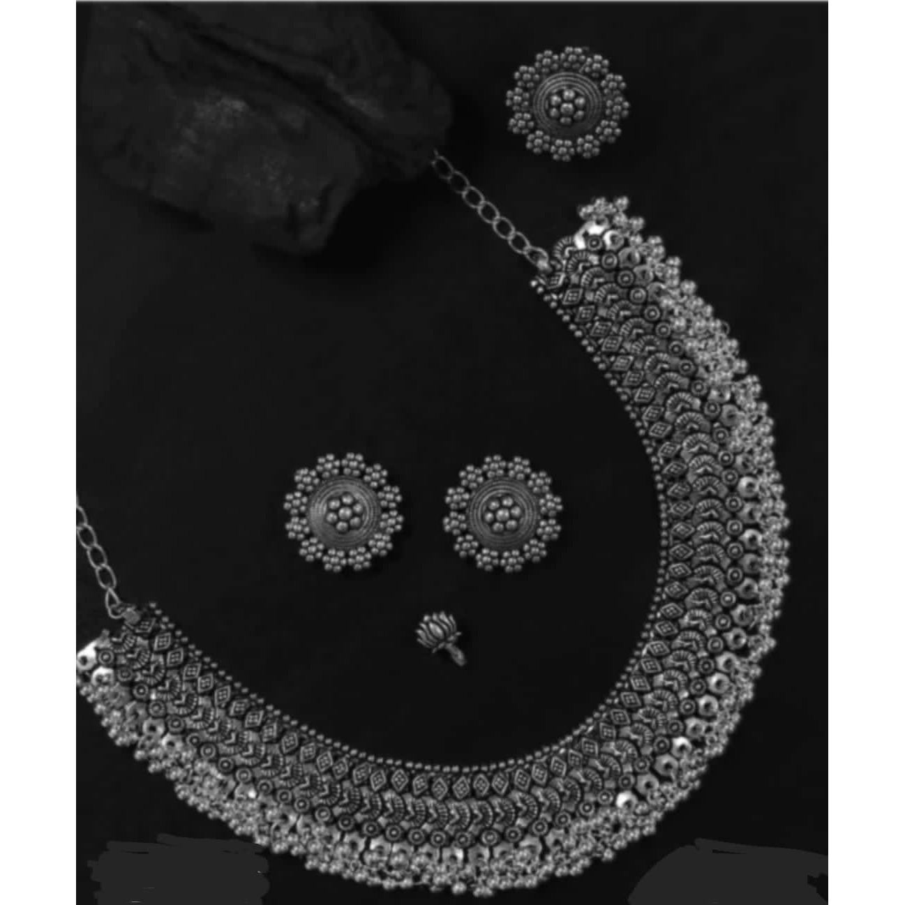 Let your face do the talking with this mesmerizing dual tone maangtikka set by Vastrabhushan. The maang tikka is inspired by the ancient headdress of South Indian deities. ThisIndian jewelry is light in weight, it is the most recent style that has become a must-have piece ofbridal jewelry.Note If you want this Indian jewelry to last longer, keep it dry and free of chemicals.