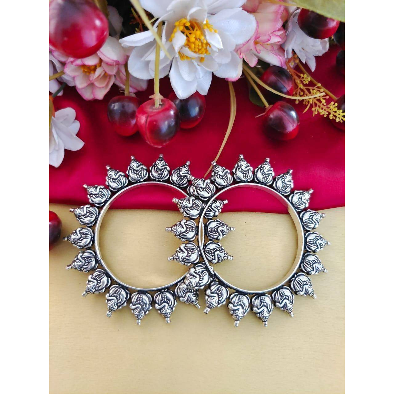 If you are a lover of anklets, then this exquisite bold, floral and beautiful piecefromVastrabhushanis handcrafted just for you This statement pair of anklet-kada is acombination of rawa work and ghungroos that brings out the true essence of the beauty ofIndian jewelry. This smart and elegant piece ofoxidized silver jewelrycan be paired withany outfit to get a bold and smart look. Order this perfect accessory to complement youroccasion wear, and get an assured gift on every purc