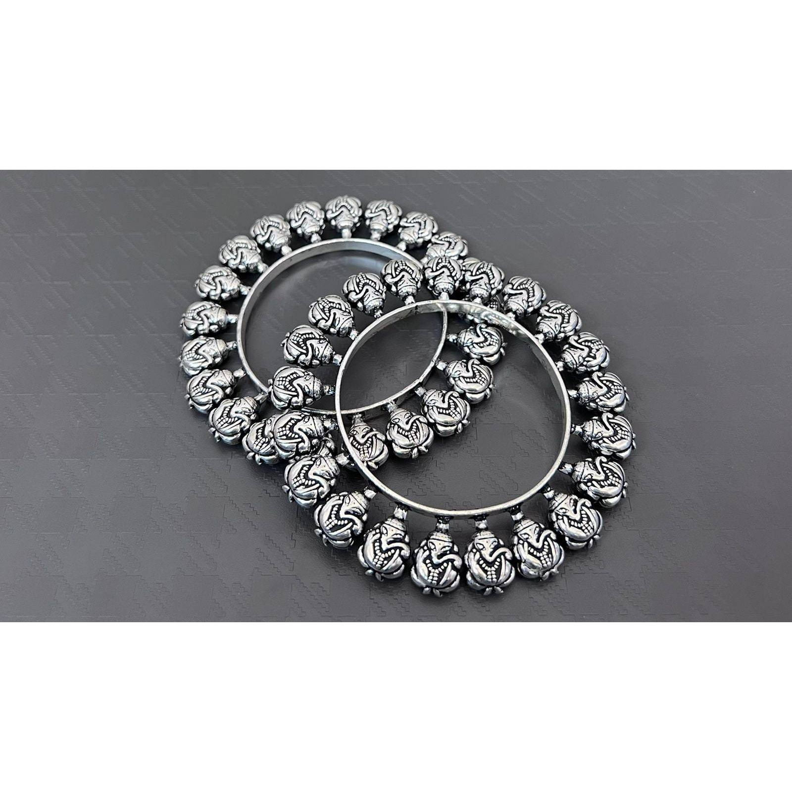 If you are a lover of anklets, then this exquisite bold, floral and beautiful piecefromVastrabhushanis handcrafted just for you This statement pair of anklet-kada is acombination of rawa work and ghungroos that brings out the true essence of the beauty ofIndian jewelry. This smart and elegant piece ofoxidized silver jewelrycan be paired withany outfit to get a bold and smart look. Order this perfect accessory to complement youroccasion wear, and get an assured gift on every purc