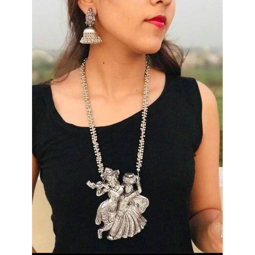 This Multi layered Coin Necklace from VASTRABHUSHAN will certainly leave you spellbound. This Necklace have an excellent finish and gives out an exquisite sense of style. If you are looking for an amazing Fashion Jewelry set for special occasions such as Anniversary, Engagement, Party, Wedding or for gifting , then your search ends here.Item Description:The look is stunning and preciously suitable for all kinds of dressy occasions.COLOR : Same as PictureFor - Girls & WomenOCCASION: PARTY WEAR ,