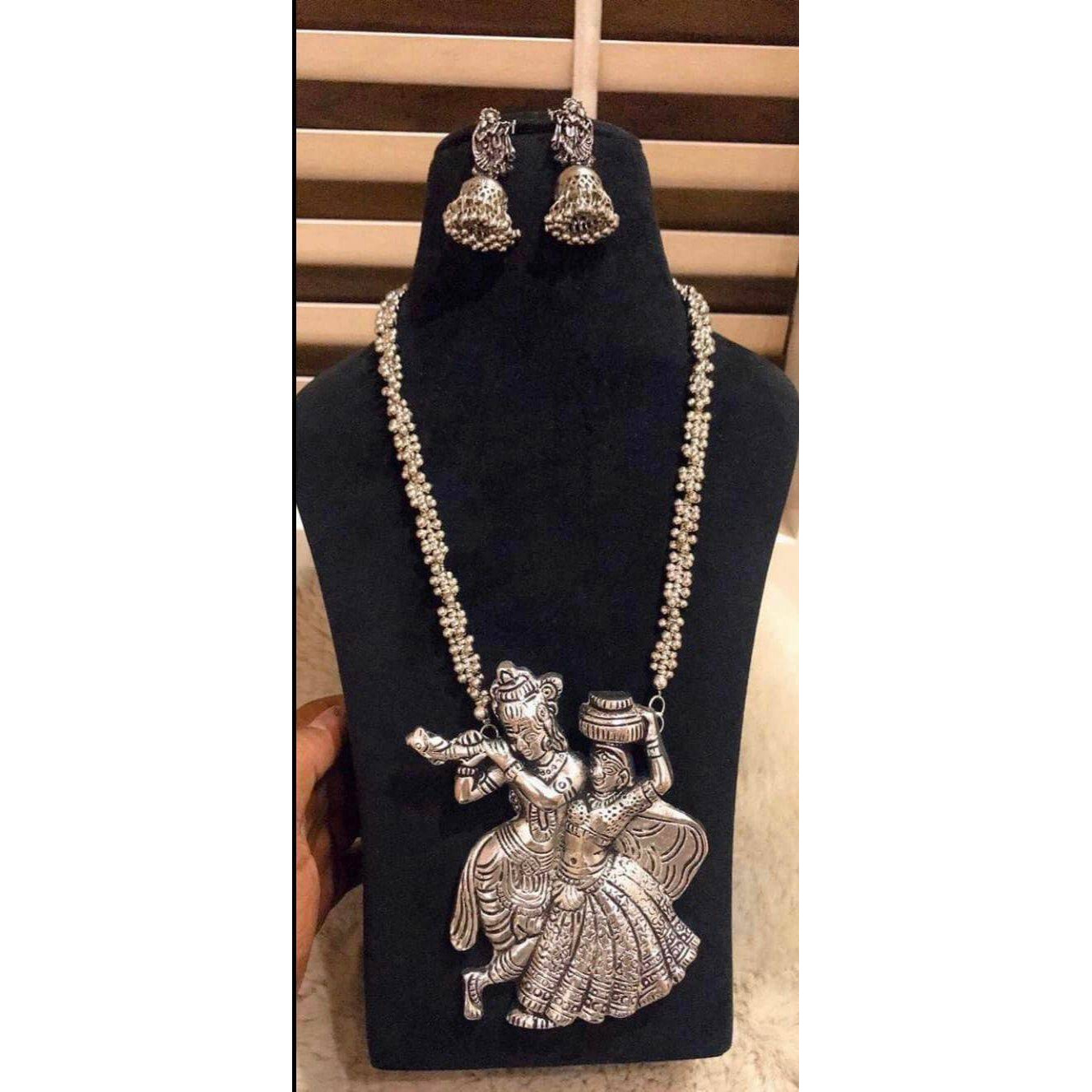 This Multi layered Coin Necklace from VASTRABHUSHAN will certainly leave you spellbound. This Necklace have an excellent finish and gives out an exquisite sense of style. If you are looking for an amazing Fashion Jewelry set for special occasions such as Anniversary, Engagement, Party, Wedding or for gifting , then your search ends here.Item DescriptionThe look is stunning and preciously suitable for all kinds of dressy occasions.COLOR  Same as PictureFor - Girls & WomenOCCASION PARTY WEAR ,