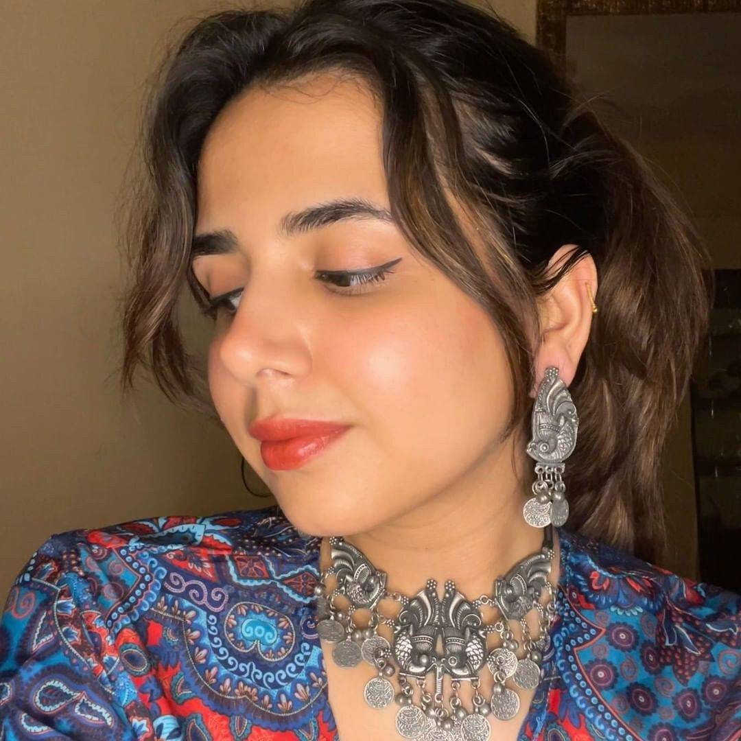 This stylish  Multi layered Necklace from VASTRABHUSHAN will certainly leave you spellbound. This Necklace have an excellent finish and gives out an exquisite sense of style. If you are looking for an amazing Fashion Jewelry set for special occasions such as Anniversary, Engagement, Party, Wedding or for gifting , then your search ends here.Item DescriptionThe look is stunning and preciously suitable for all kinds of dressy occasions.COLOR  Same as PictureFor - Girls & WomenOCCASION PARTY WEA