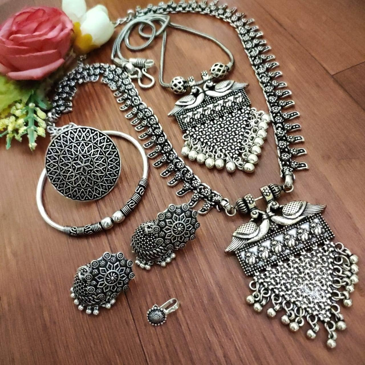 OverviewThese stylish Jewelry set from VASTRABHUSHAN will certainly leave you spellbound. These Jewelry set have an excellent finish and gives out an exquisite sense of style. If you are looking for an amazing Fashion Jewelry set for special occasions such as Anniversary, Engagement, Party, Wedding or for gifting , then your search ends here.DESCRIPTIONOxidized Silver Handmade Adjustable Thread necklace with StudsPackage 1 Necklace, 1 Pair EarringsCOLOR Same as shown in pictureOCCASION PART