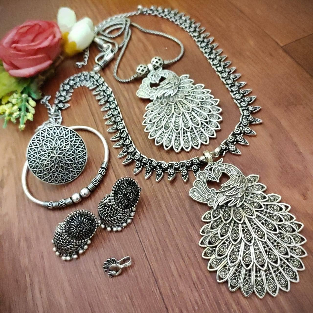 OverviewThese stylish Jewelry set from VASTRABHUSHAN will certainly leave you spellbound. These Jewelry set have an excellent finish and gives out an exquisite sense of style. If you are looking for an amazing Fashion Jewelry set for special occasions such as Anniversary, Engagement, Party, Wedding or for gifting , then your search ends here.DESCRIPTIONOxidized Silver Handmade Adjustable Thread necklace with StudsPackage 1 Necklace, 1 Pair EarringsCOLOR Same as shown in pictureOCCASION PART