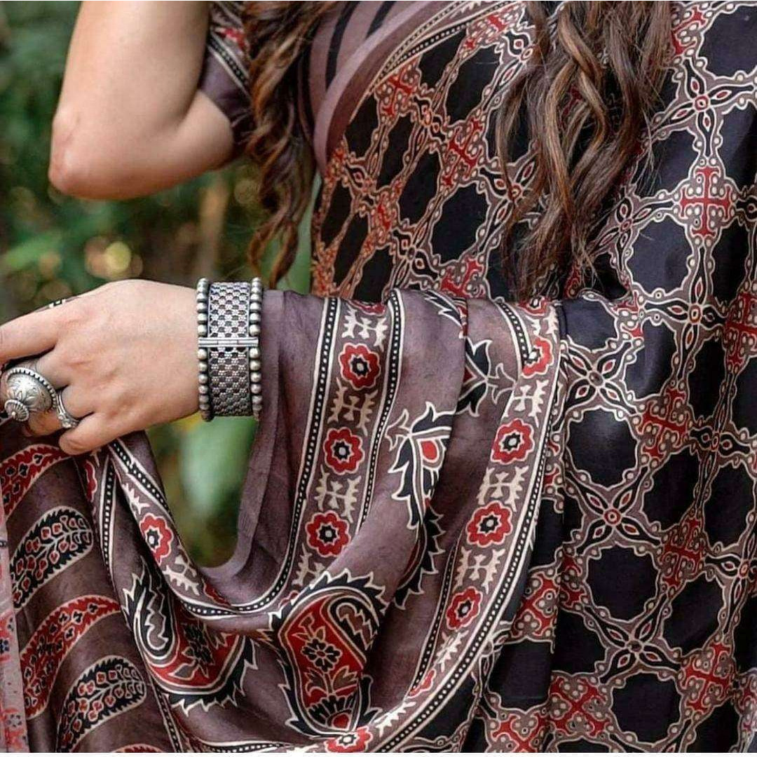 Boho tribal looks are the trend of the day. If you aim for a carefree, casual yet elegant look, then this Mirror Afghani choker set might be your perfect match. This exuberant piece of oxidized silver jewelry comes with a high-quality silver plating that ensures durability. Glass chokers are the epitome of hippie style and can be paired with traditional and contemporary outfits. You can also don it as a piece of wedding jewelry because the gorgeous designs and little mirrors etched into the chok