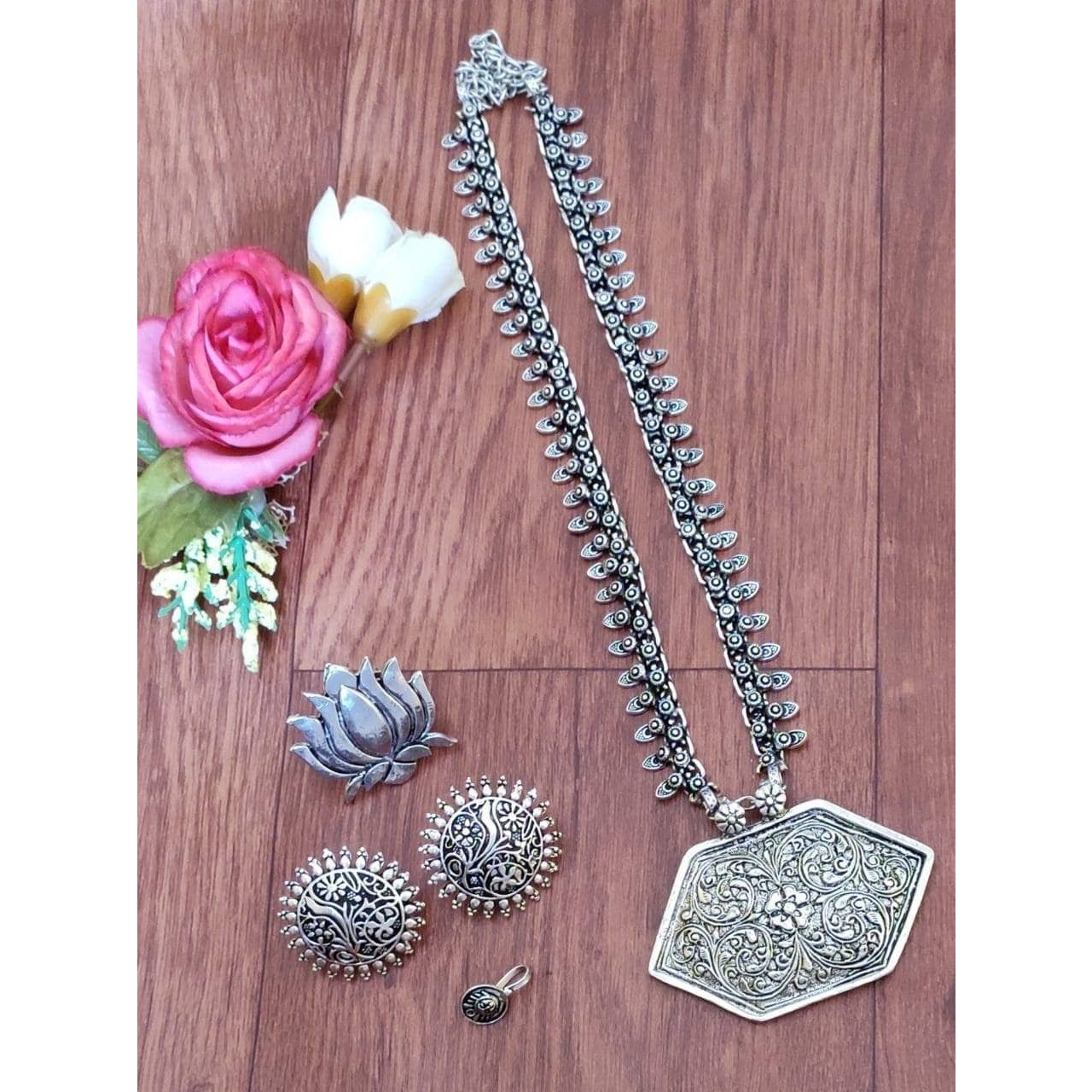 This beautiful set of 6 has a big long Haram necklace with a choker silver necklace, pair of jhumka earrings, a ring,pair of bangles, and a nose pin.Grab this beautiful set with any of the ethnic/ Indo western outfit and look unique in the crowdPremium quality set