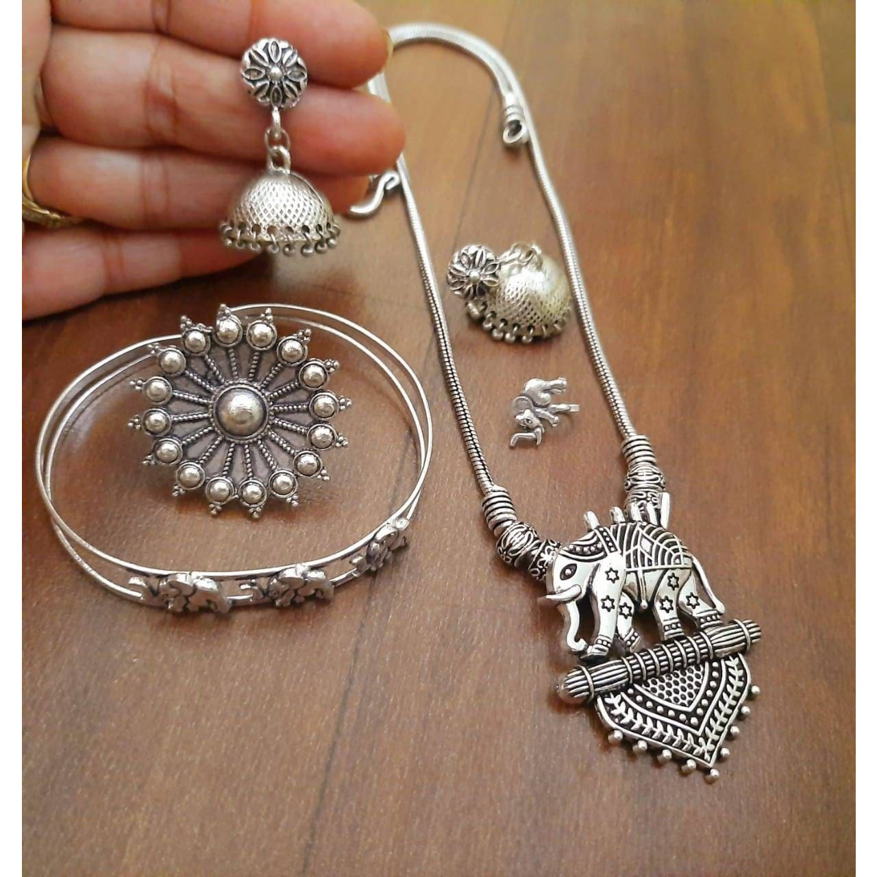 Adorn your daily attire with ethnicity & add glam to your personality with this high-qualityhandcrafted  shell earrings. Compliment your outfit with this set of Indian jewelleryon any given day and dazzle people with your elegant aura. Youll be sure to receivecompliments when you wear this exquisite piece of german jewellery. Pair it up with any attire& make sure to brighten up your outfit on any given day. You can also put on this set with semi-formal attire to make you feel the best ve
