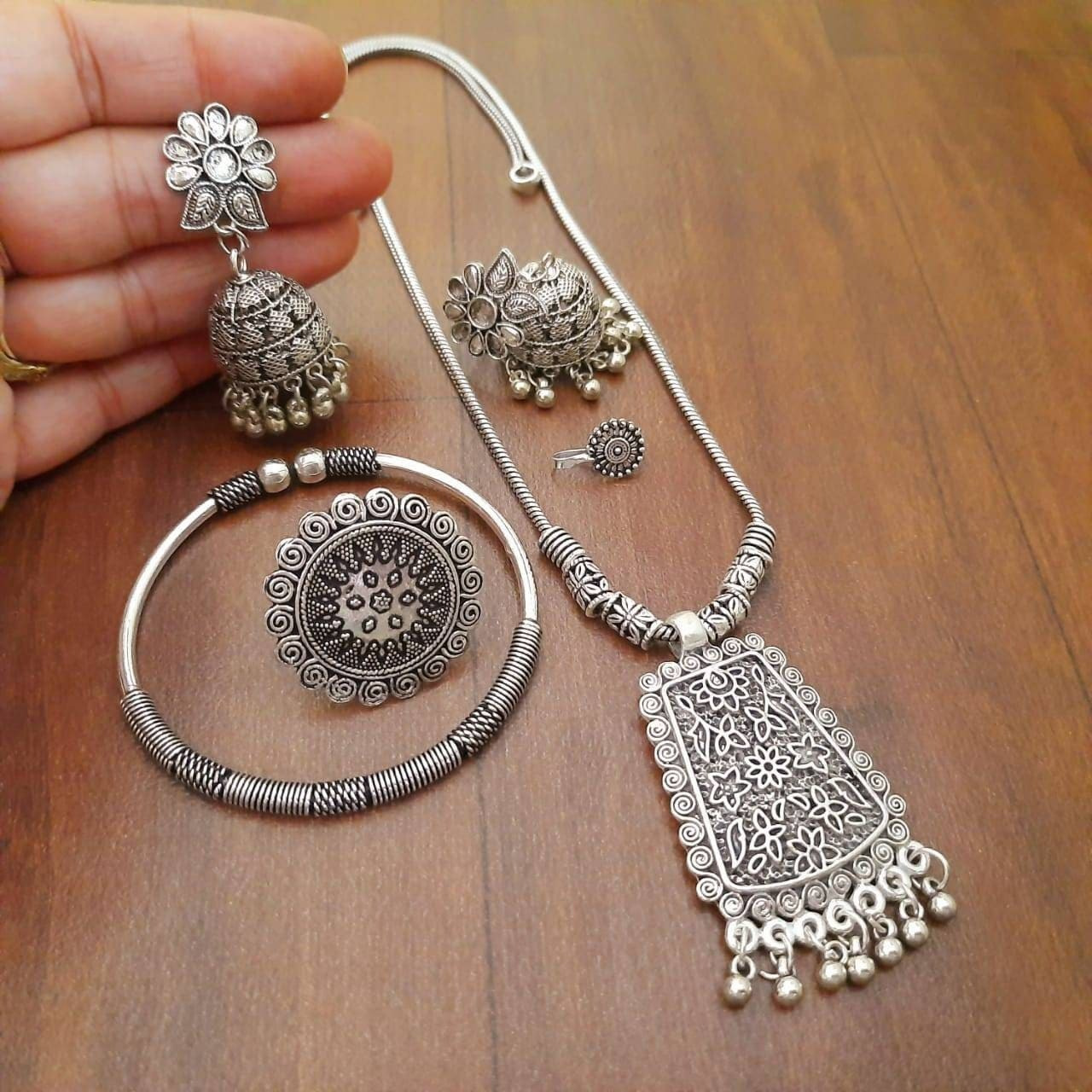 Adorn your daily attire with ethnicity & add glam to your personality with this high-qualityhandcrafted  shell earrings. Compliment your outfit with this set of Indian jewelleryon any given day and dazzle people with your elegant aura. Youll be sure to receivecompliments when you wear this exquisite piece of german jewellery. Pair it up with any attire& make sure to brighten up your outfit on any given day. You can also put on this set with semi-formal attire to make you feel the best ve