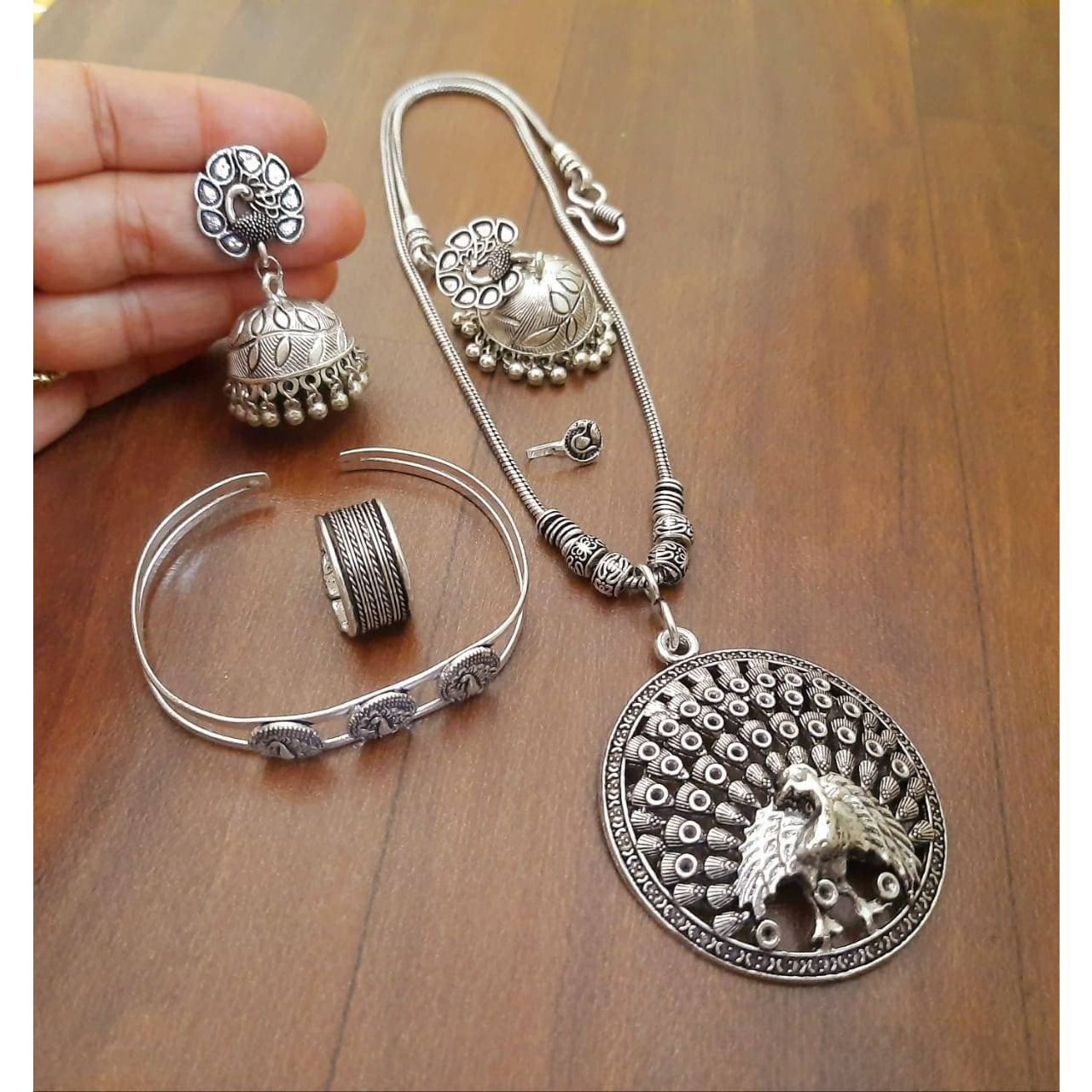 Adorn your daily attire with ethnicity & add glam to your personality with this high-qualityhandcrafted  shell earrings. Compliment your outfit with this set of Indian jewelleryon any given day and dazzle people with your elegant aura. Youll be sure to receivecompliments when you wear this exquisite piece of german jewellery. Pair it up with any attire& make sure to brighten up your outfit on any given day. You can also put on this set with semi-formal attire to make you feel the best ve