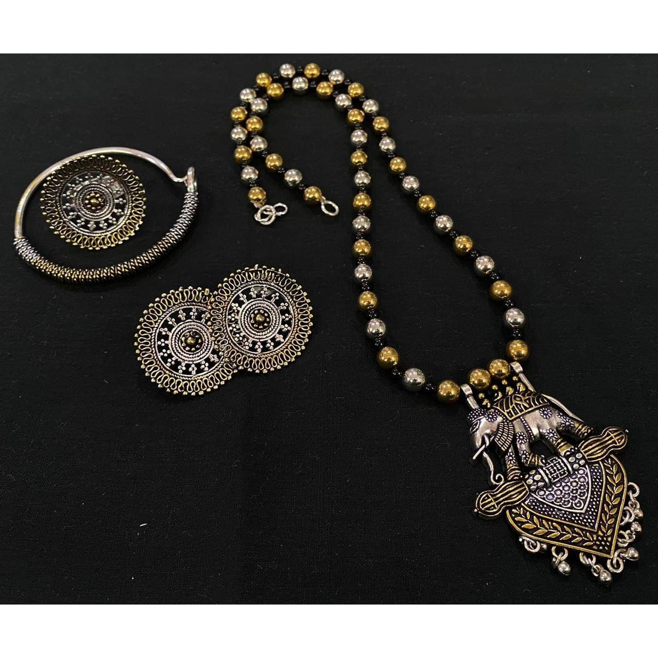 Let your face do the talking with this mesmerizing German Silver oxidised maangtikka set by Vastrabhushan. The maang tikka is inspired by the ancient headdress of South Indian deities. This????Indian jewelry is light in weight, it is the most recent style that has become a must-have piece of????bridal jewelry.Note: If you want this Indian jewelry to last longer, keep it dry and free of chemicals.