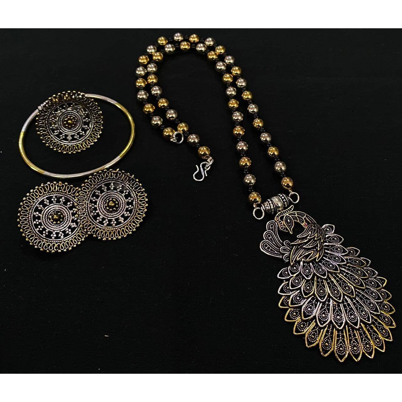 Let your face do the talking with this mesmerizing German Silver oxidised maangtikka set by Vastrabhushan. The maang tikka is inspired by the ancient headdress of South Indian deities. ThisIndian jewelry is light in weight, it is the most recent style that has become a must-have piece ofbridal jewelry.Note If you want this Indian jewelry to last longer, keep it dry and free of chemicals.