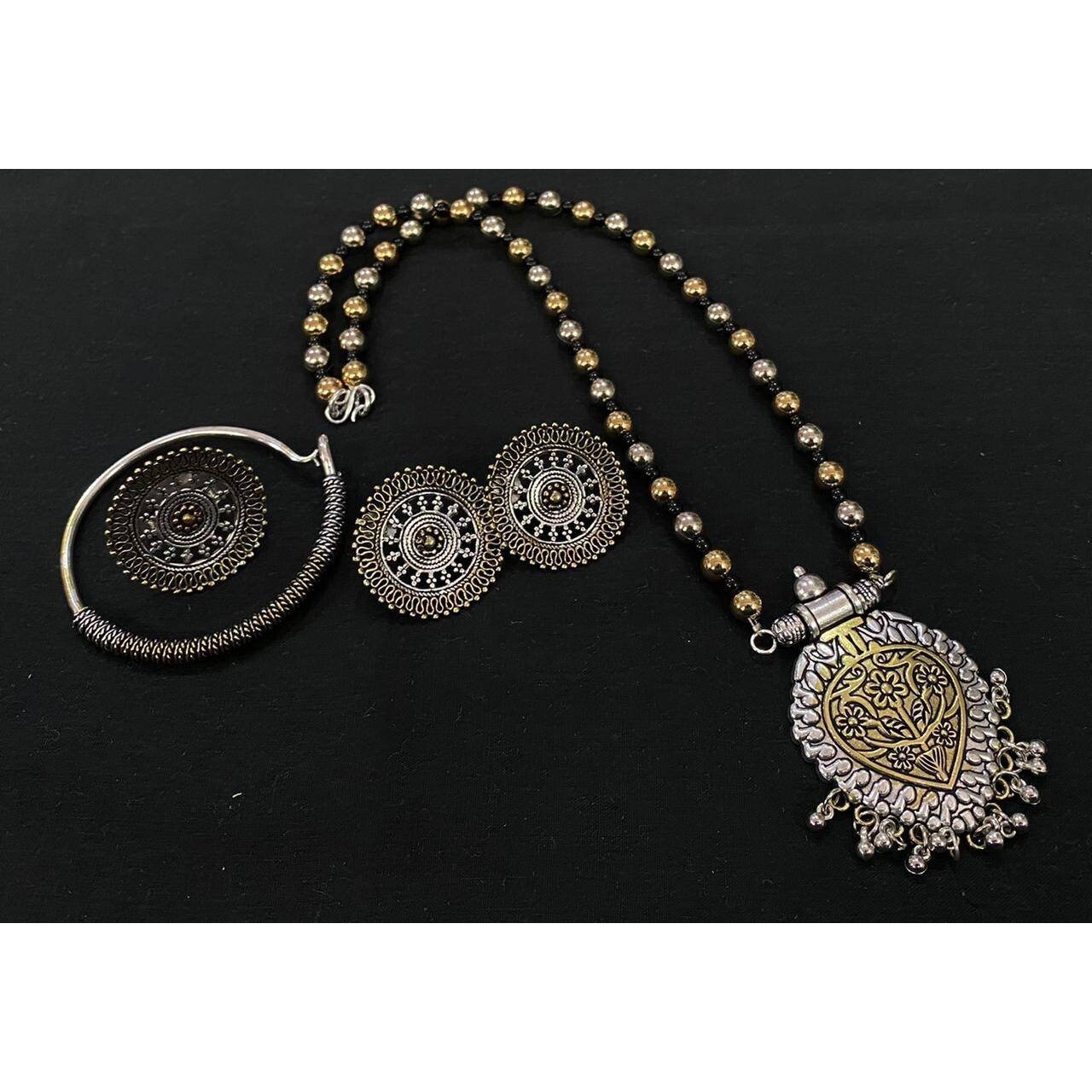 Let your face do the talking with this mesmerizing German Silver oxidised maangtikka set by Vastrabhushan. The maang tikka is inspired by the ancient headdress of South Indian deities. ThisIndian jewelry is light in weight, it is the most recent style that has become a must-have piece ofbridal jewelry.Note If you want this Indian jewelry to last longer, keep it dry and free of chemicals.