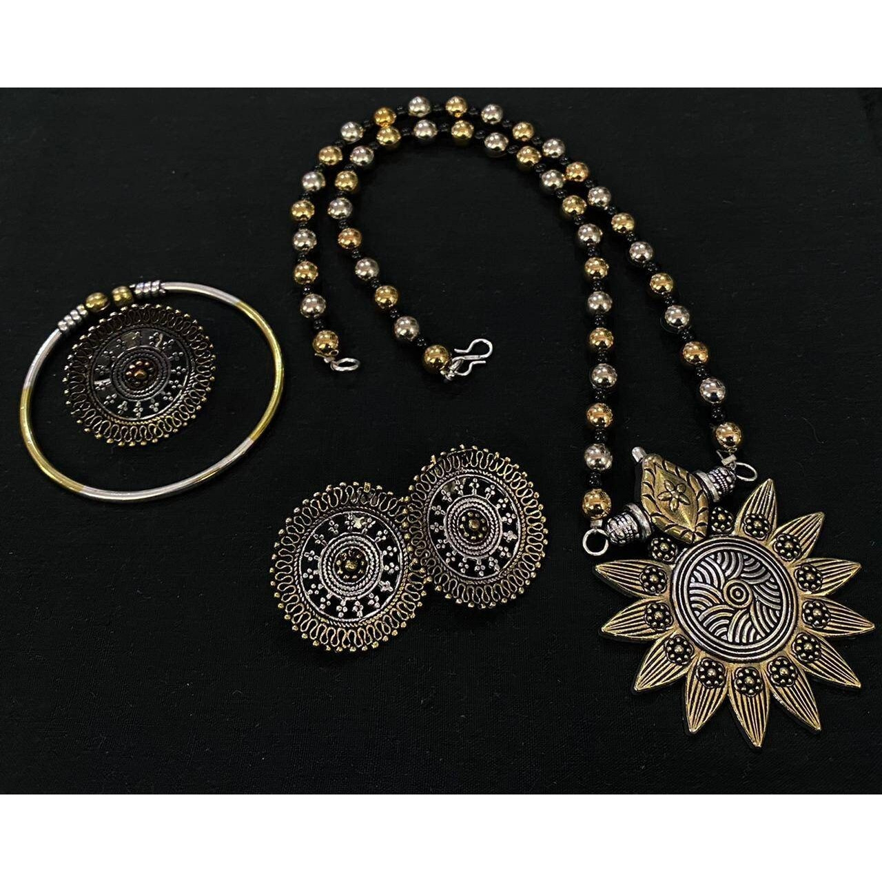 Let your face do the talking with this mesmerizing German Silver oxidised maangtikka set by Vastrabhushan. The maang tikka is inspired by the ancient headdress of South Indian deities. This????Indian jewelry is light in weight, it is the most recent style that has become a must-have piece of????bridal jewelry.Note: If you want this Indian jewelry to last longer, keep it dry and free of chemicals.