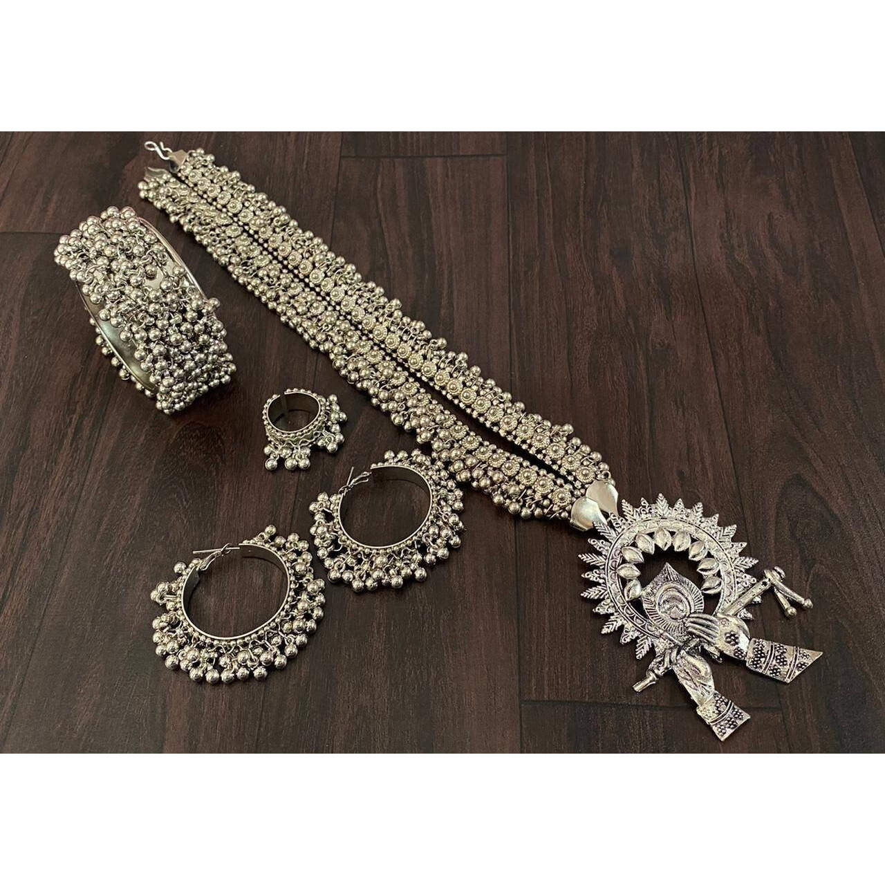 Silver Oxidized stone and pearl earrings is enticing with its beautiful dangle design and dainty pearl hangings. A match for any occasion, this piece is timeless and will go perfectly well with any of your ethnic wear or even with that denim look.