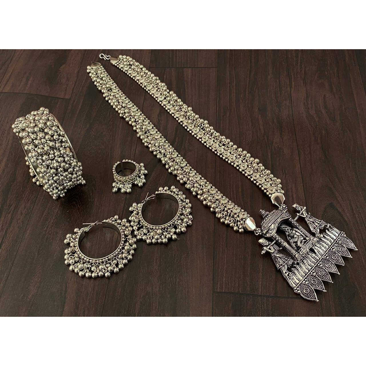 Silver Oxidized stone and pearl earrings is enticing with its beautiful dangle design and dainty pearl hangings. A match for any occasion, this piece is timeless and will go perfectly well with any of your ethnic wear or even with that denim look.