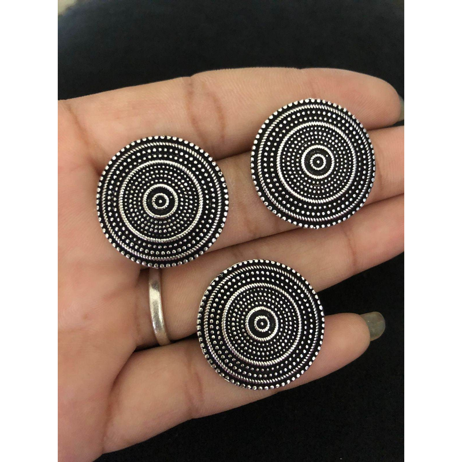 Add a hint of flamboyance to your outfit with these intricately designed and handcrafted high quality afghani glass rings.Wear this beautiful statement ring to become a head turner