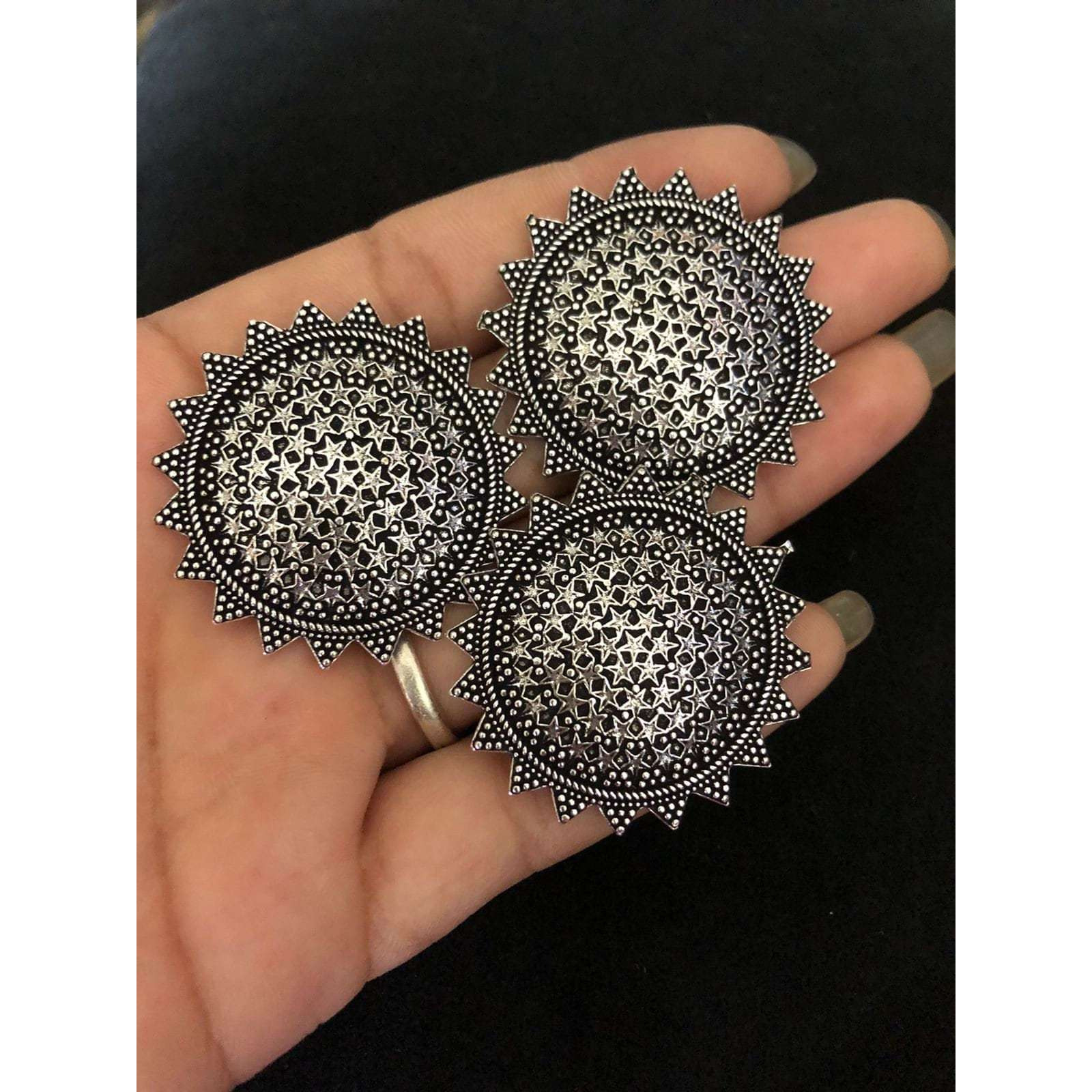 Add a hint of flamboyance to your outfit with these intricately designed and handcrafted high quality afghani glass rings.Wear this beautiful statement ring to become a head turner