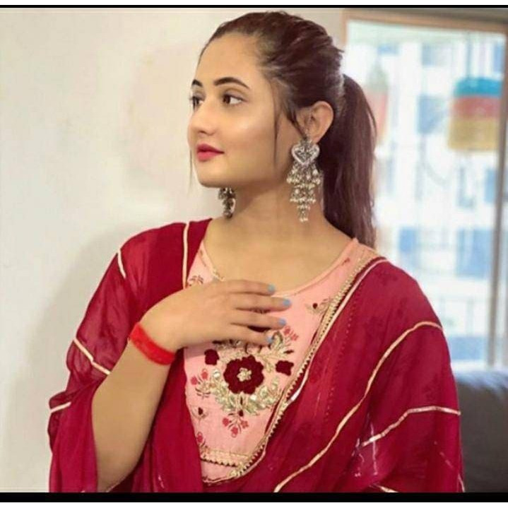 Add ethnicity and elegance to your beautiful personality with these exquisitely designed handmade earrings with pearls drop. The intricate designs gives these earrings a very classy touch. Wear them with any semi formal or casual attire and gather compliments all the way