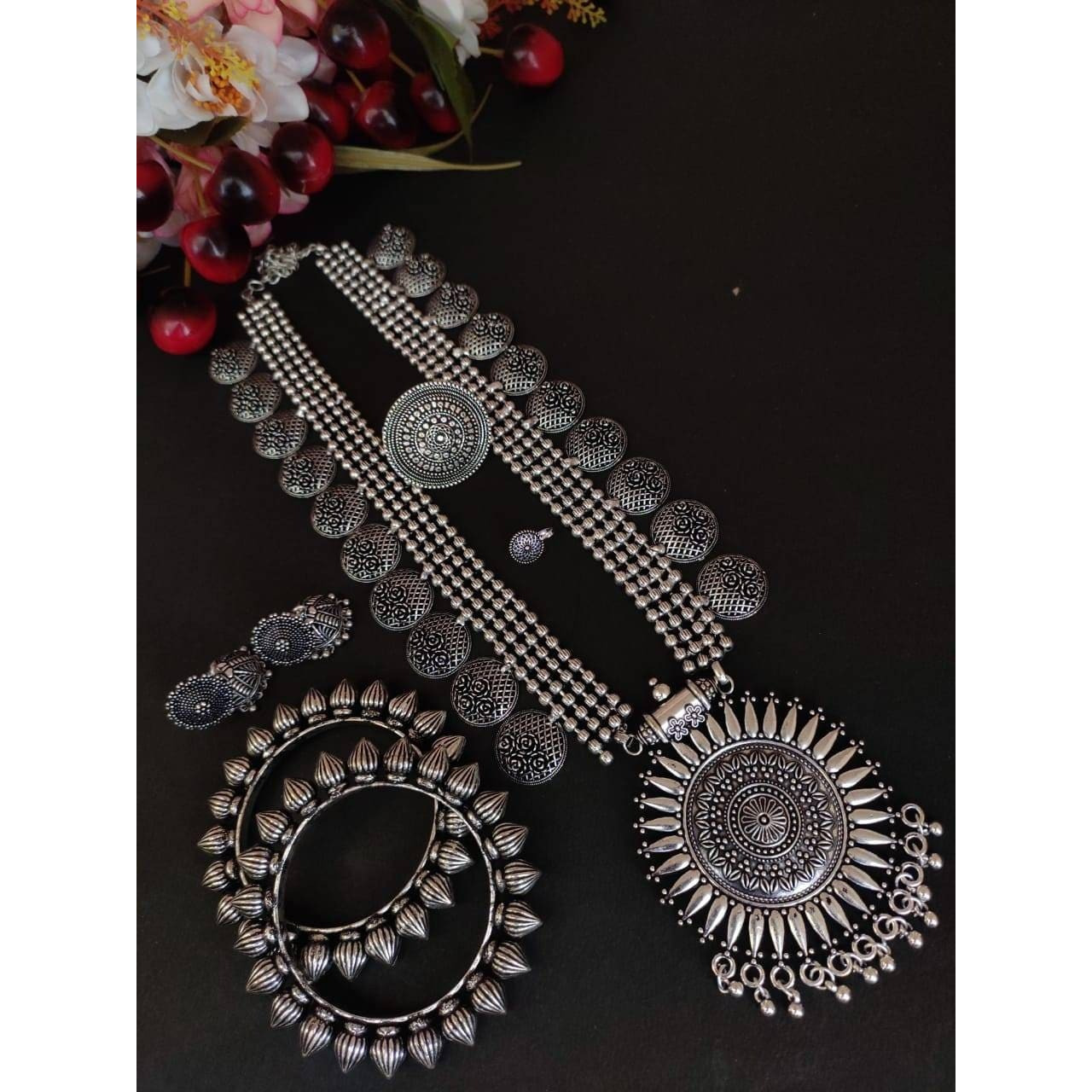 Recreating the opulence in the form of this grand necklace set. It captures intricate floral motifs and ghungroos that come together to form this masterpiece. The beauty lies in the intricate floral motifs and perky ghungroos that adds drama to the overall look. Style this up with your silk sarees or straight kurtas for an impactful look