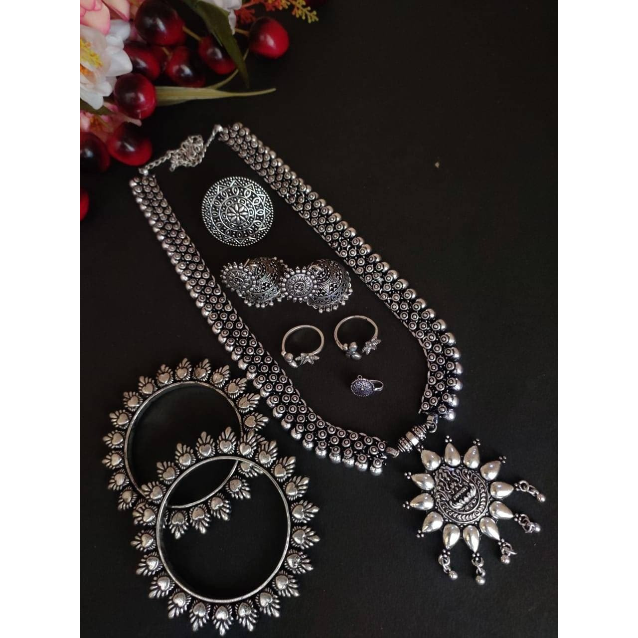 Recreating the opulence in the form of this grand necklace set. It captures intricate floral motifs and ghungroos that come together to form this masterpiece. The beauty lies in the intricate floral motifs and perky ghungroos that adds drama to the overall look. Style this up with your silk sarees or straight kurtas for an impactful look