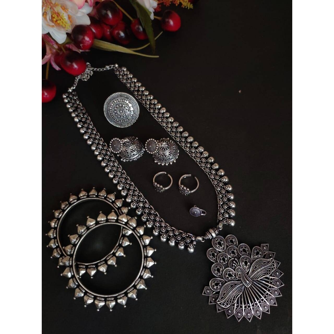 Recreating the opulence in the form of this grand necklace set. It captures intricate floral motifs and ghungroos that come together to form this masterpiece. The beauty lies in the intricate floral motifs and perky ghungroos that adds drama to the overall look. Style this up with your silk sarees or straight kurtas for an impactful look