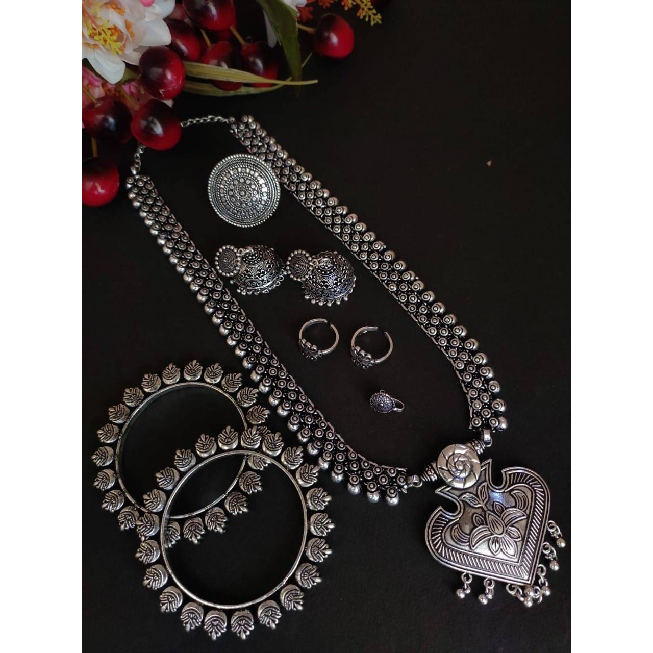 Recreating the opulence in the form of this grand necklace set. It captures intricate floral motifs and ghungroos that come together to form this masterpiece. The beauty lies in the intricate floral motifs and perky ghungroos that adds drama to the overall look. Style this up with your silk sarees or straight kurtas for an impactful look
