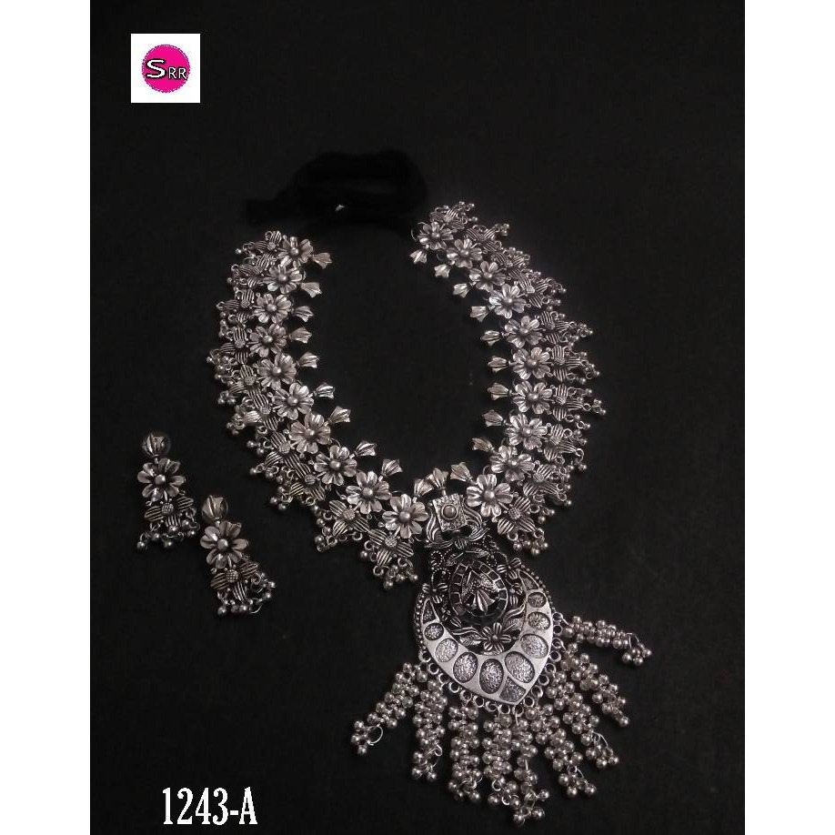 Let your face do the talking with this mesmerizing maangtikka and haathphool set by Vastrabhushan. This beautiful oxidized Haath Phool or handharness is a part of Indian bridal jewelry. It comes with an attached adjustable Ring. It is easy to see why oxidized jewelry has gained popularity. Not only does it have a unique look but it is versatile and cost effective in comparison to purer metals like gold and silver. Oxidized metal comes in myriad patterns with stone work, delicate carving and enam