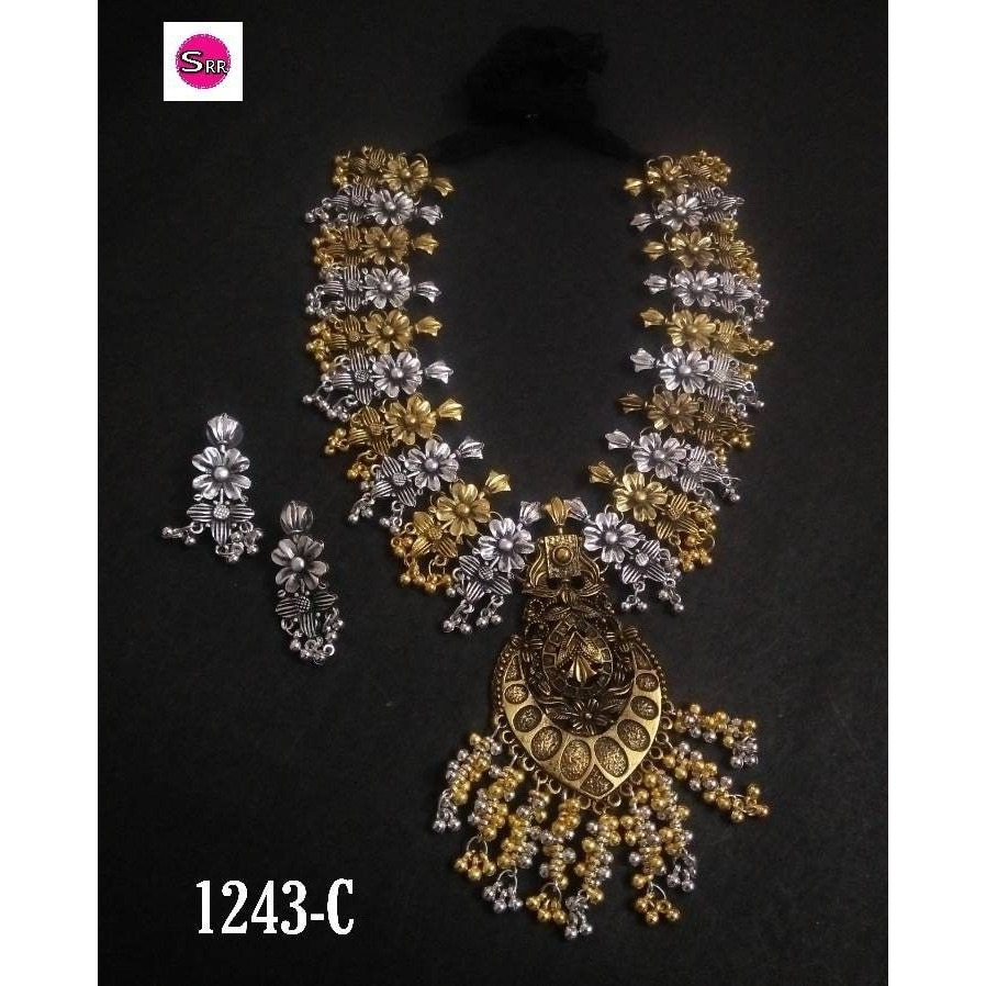 Let your face do the talking with this mesmerizing maangtikka and haathphool set by Vastrabhushan. This beautiful oxidized Haath Phool or handharness is a part of Indian bridal jewelry. It comes with an attached adjustable Ring. It is easy to see why oxidized jewelry has gained popularity. Not only does it have a unique look but it is versatile and cost effective in comparison to purer metals like gold and silver. Oxidized metal comes in myriad patterns with stone work, delicate carving and enam