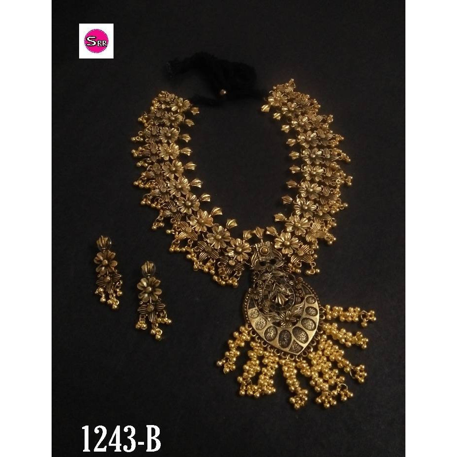Let your face do the talking with this mesmerizing maangtikka and haathphool set by Vastrabhushan. This beautiful oxidized Haath Phool or handharness is a part of Indian bridal jewelry. It comes with an attached adjustable Ring. It is easy to see why oxidized jewelry has gained popularity. Not only does it have a unique look but it is versatile and cost effective in comparison to purer metals like gold and silver. Oxidized metal comes in myriad patterns with stone work, delicate carving and enam