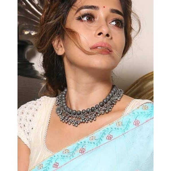 This beautiful oxidized set of 6 has a big long Haram necklace with a silver chain necklace, pair of jhumka earrings, a ring,4 pcs of Bangles, and a nose pin.Grab this beautiful set with any of the ethnic/ Indo western outfit and look unique in the crowd.Premium quality set