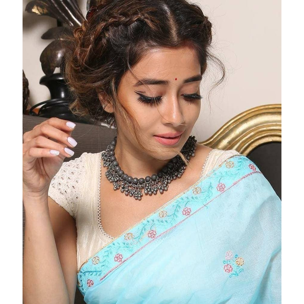 This beautiful oxidized set of 6 has a big long Haram necklace with a silver chain necklace, pair of jhumka earrings, a ring,4 pcs of Bangles, and a nose pin.Grab this beautiful set with any of the ethnic/ Indo western outfit and look unique in the crowd.Premium quality set