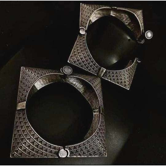 It can't get bolder than this Channelize your inner gypsy and flaunt your style with this bold yet chunky choker necklace set. Crafted in oxidized silver featuring intricate floral detailing with pearl danglers, this necklace set will only lace your neckline perfectly