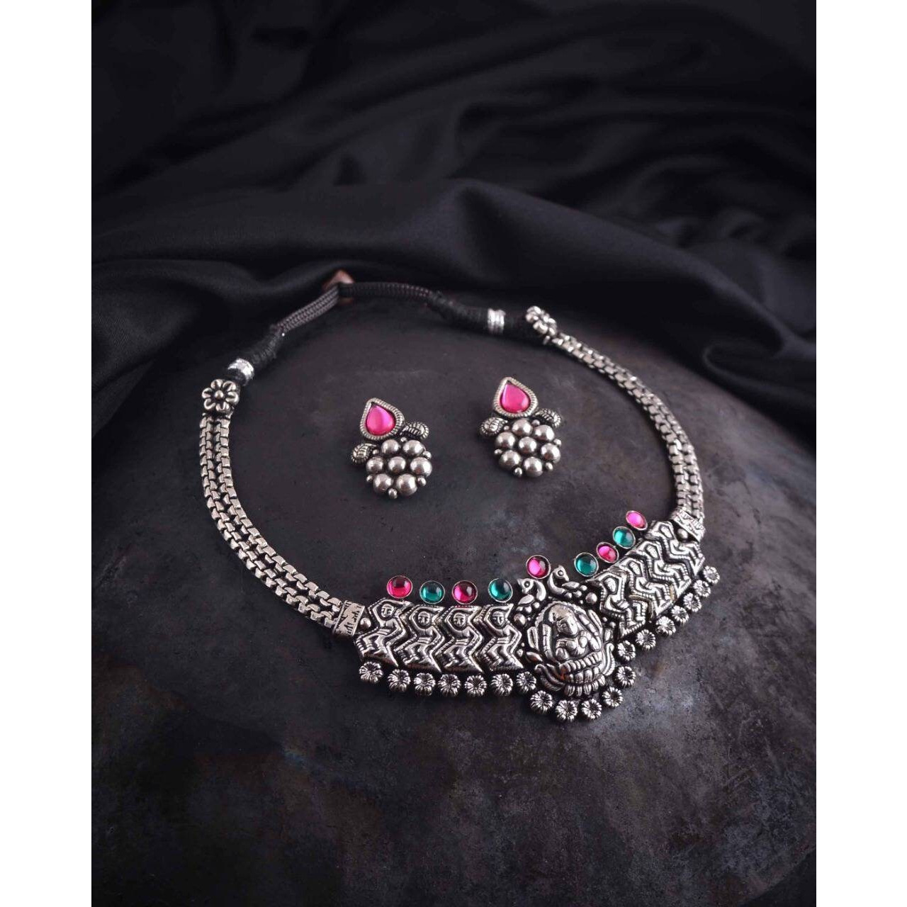 This beautiful set of 6 has a big long Haram necklace with a choker silver necklace, pair of stud earrings, a ring,a Kada , and a nose pin.Grab this beautiful set with any of the ethnic/ Indo western outfit and look unique in the crowdPremium quality set!!