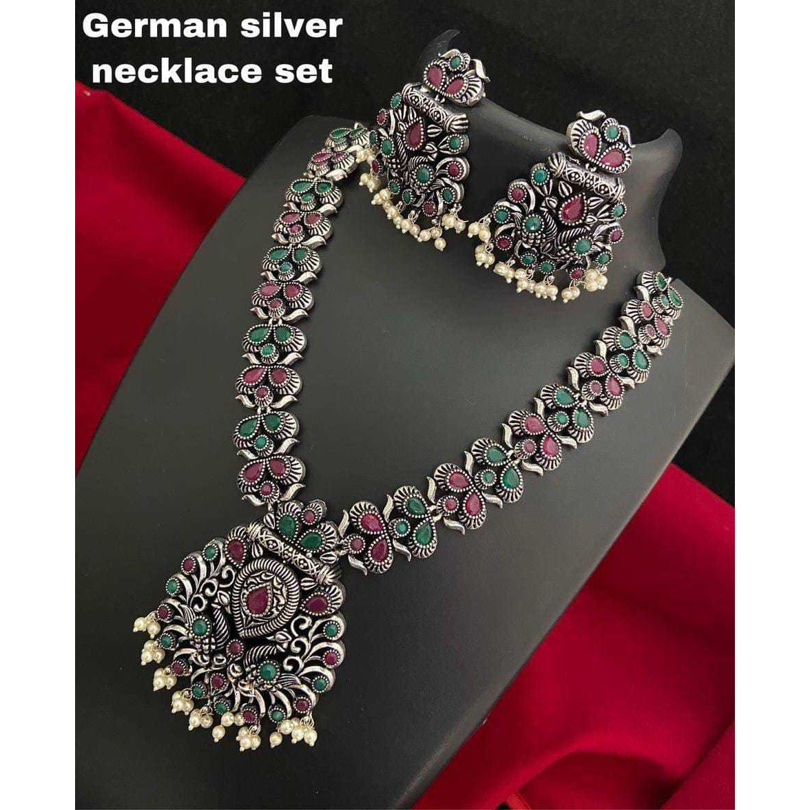 Indo Western Dabi Kundan Studded Choker with Earrings and Tikka SetPLATING - Gold ( 22 K )Premium qualityWith intricate design of Kundan and pearls, grab this beautiful stone for your special occasion and shine in the crowd. Best gift to give to your favorite women mom, wife, sister Or friend.