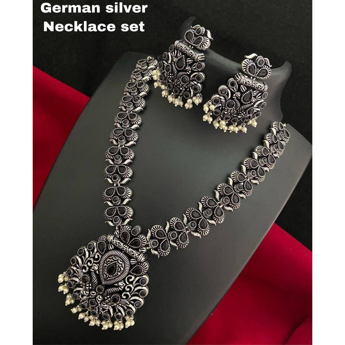 Indo Western Dabi Kundan Studded Choker with Earrings and Tikka SetPLATING - Gold ( 22 K )Premium qualityWith intricate design of Kundan and pearls, grab this beautiful stone for your special occasion and shine in the crowd. Best gift to give to your favorite women mom, wife, sister Or friend.
